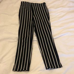 Stripped black pant-trés chic. High wastes. Trés flattering